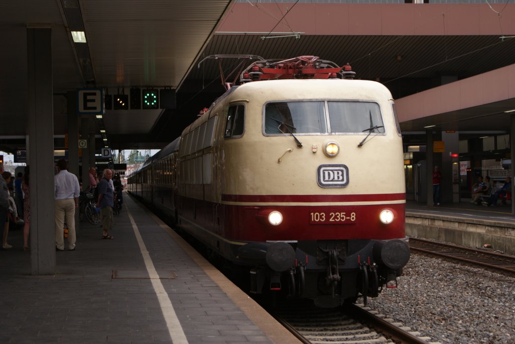 103 235-8 mit dem IC 1817 von Hamburg Altona nach Kln Hauptbahnhof in Dsseldorf Hbf am 01.08.2010