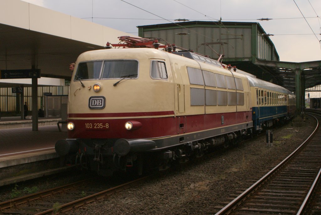 103 235-8 mit dem IC 1806 nach Hamburg-Altona in Duisburg Hbf am 03.09.2010