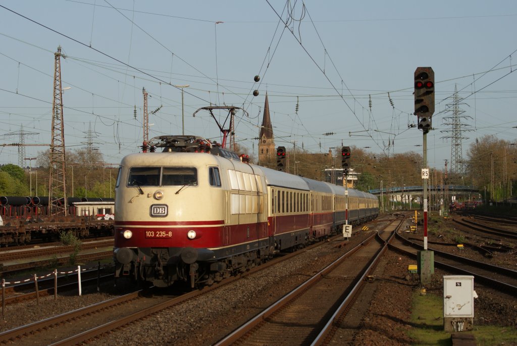 103 235-8 mit dem IC 2417 bei der Durchfahrt durch Mlheim-Styrum am 10.04.2011