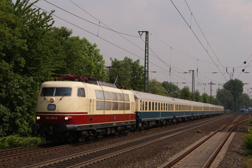 103 235-8 mit dem IC 2410 nach Flensburg bei der Durchfahrt durch Dsseldorf-Oberbilk am 29.04.2011