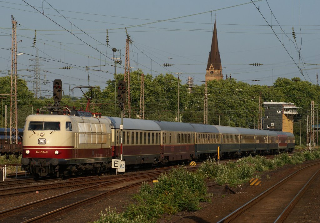 103 235-8 mit dem IC 2417 nach Kln Hbf bei der Durchfahrt durch Mlheim-Styrum am 29.05.2011