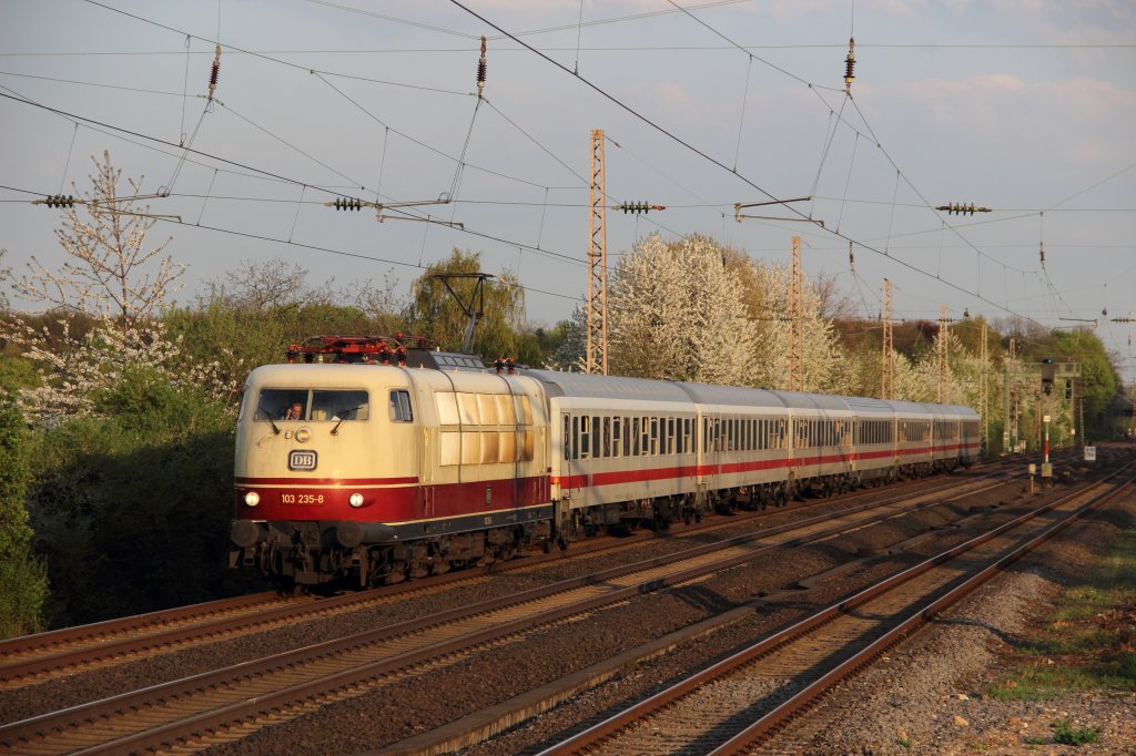 103 235-8 mit dem IC 2906 (Suttgart Hbf - Mnster Hbf, Ersatzzug fr IC 118) in Dsseldorf-Eller Sd am 25.04.13