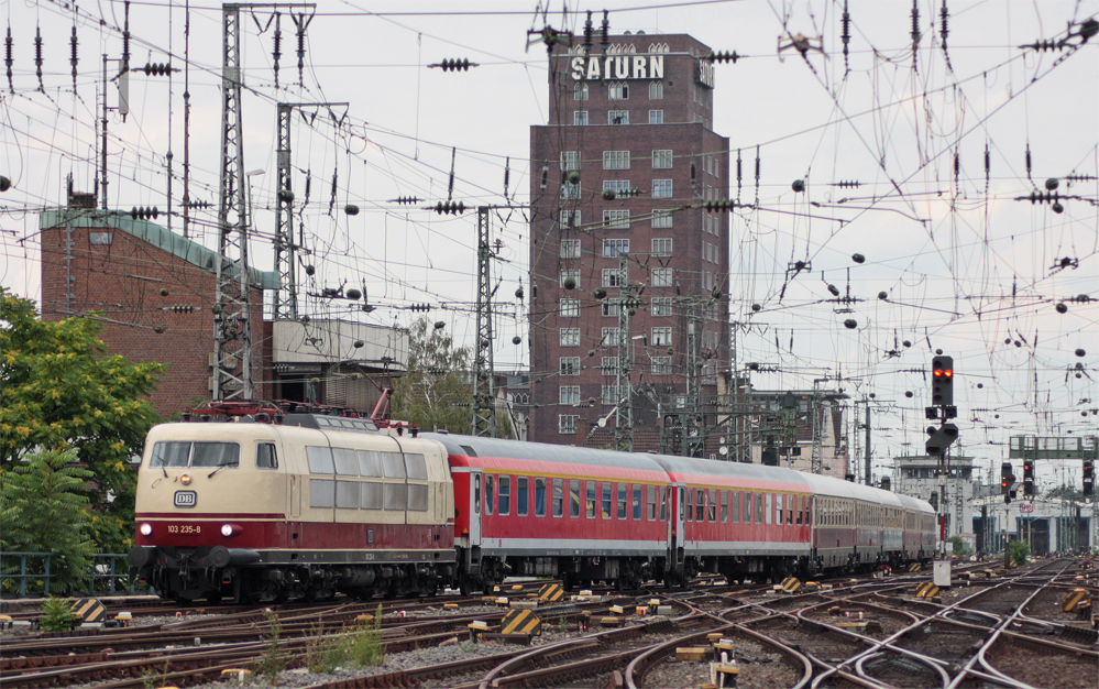 103 235-8 mit dem IC1806 nach Hamburg Altona bei der Bereitstellung in Kln Hbf, 23.7.10