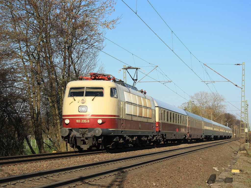 103 235-8 ist mit dem IC2417  Hanseat  von Flensburg nach Kln, kurz vor Bsensell, unterwegs.
Bsensell, 27.03.2011