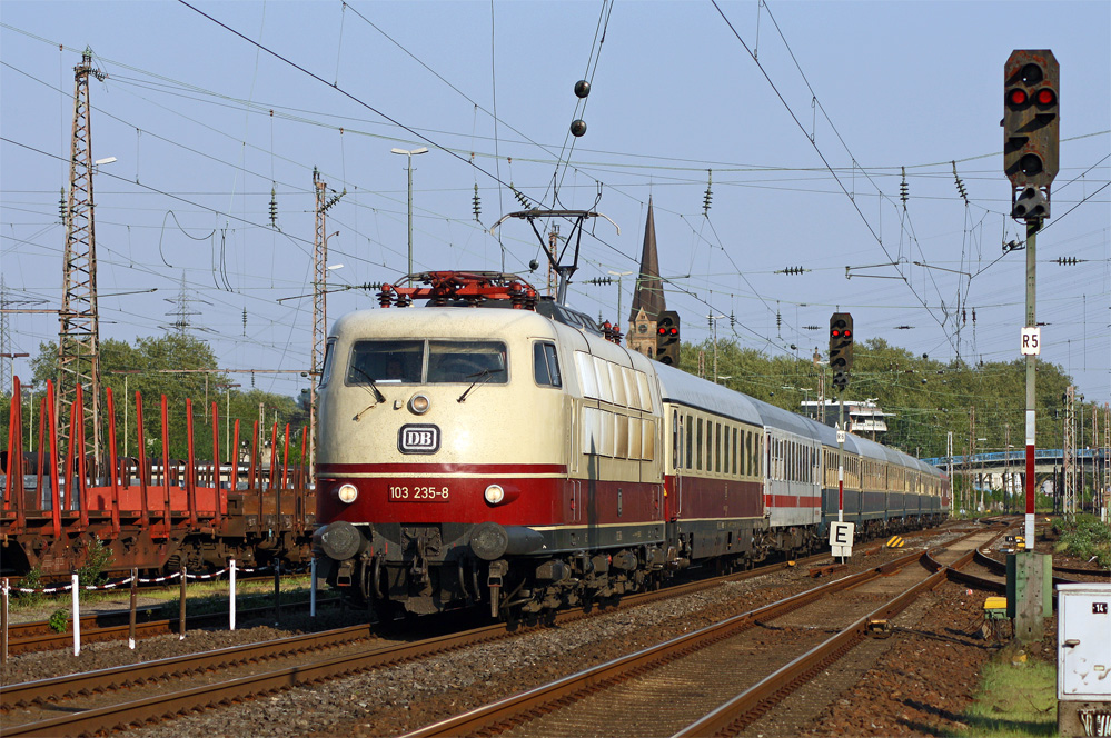103 235-8 mit dem IC2417 aus Flensburg nach Kln Hbf bei der Durchfahrt in Mlheim-Styrum, 25.4.11