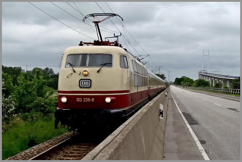 103 235-8 mit dem noch leerem TEE unterwegs nach Binz. Stralsund- Rgendamm am 13.06.10 
