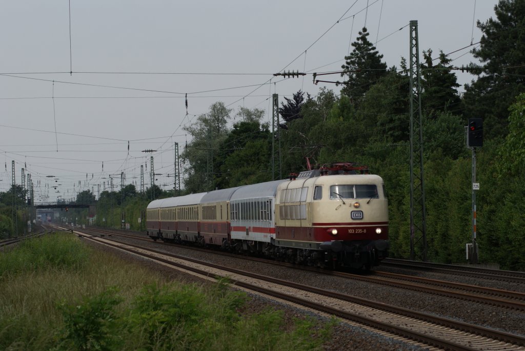 103 235-8 mit einem Sonderzug in Angermund am 13.06.2010
