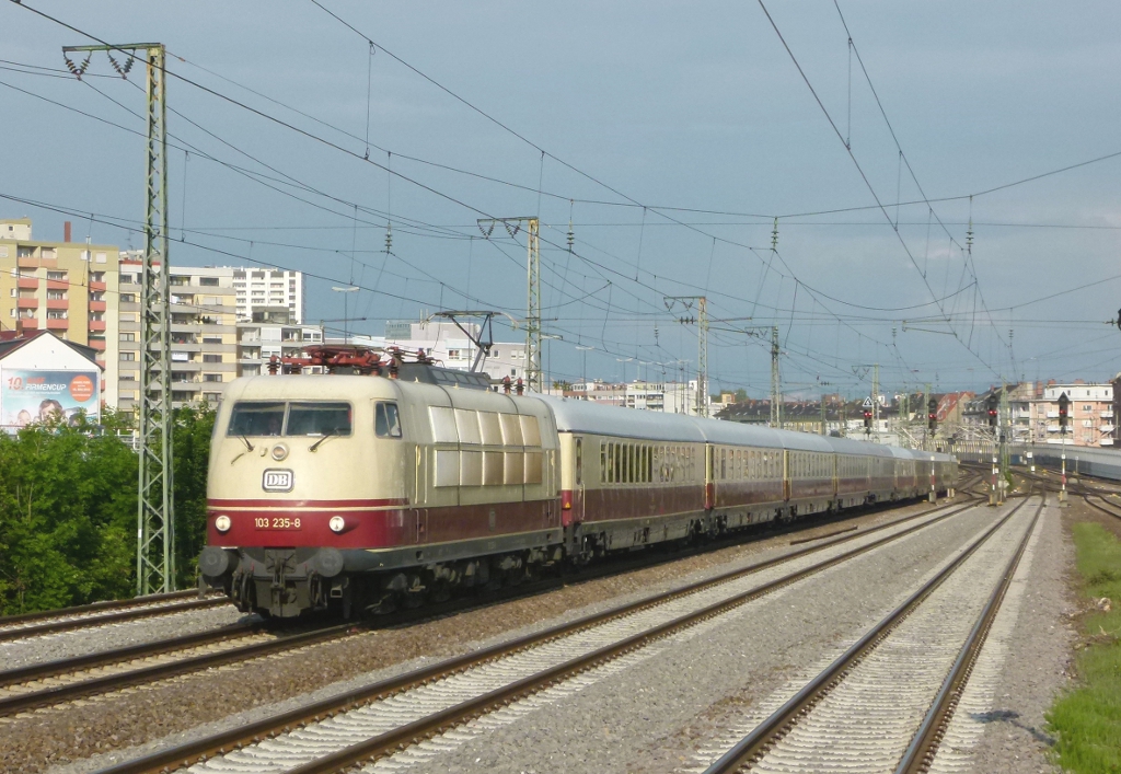 103 235-8 ist mit einem TEE am 07.05.2012 in Ludwigshafen (Rhein) Hbf