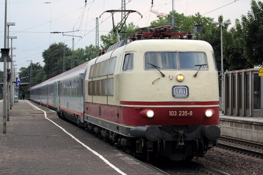 103 235-8 mit IC 118 nach Mnster Hbf. bei der Ausfahrt aus Recklinghausen 9.8.2013