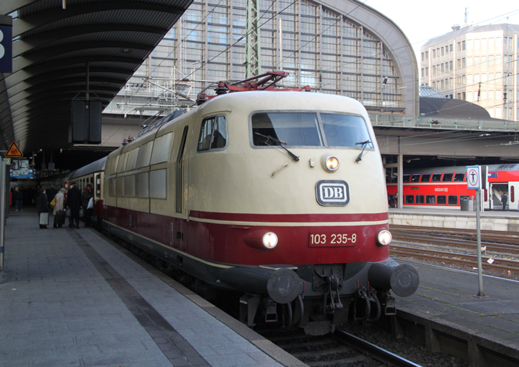 103 235-8 mit IC 2417„Hanseat“von Flensburg nach K�ln Hbf kurz nach der Ankunft im Hamburger Hbf.20.11.2011