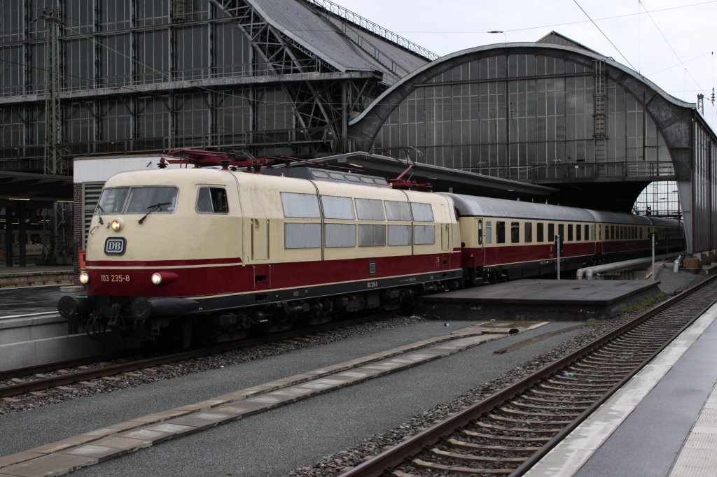 103 235-8 mit IC1817 in Bremen Hbf am 12.09.10 Ankunft 15:57 Uhr, Abfahrt 16:01 Uhr