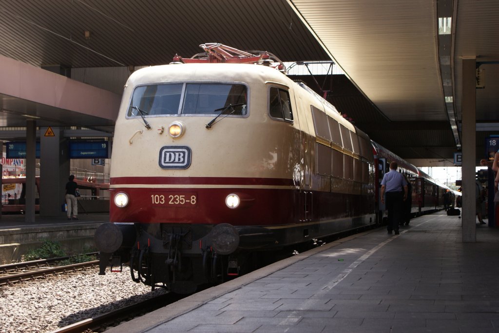103 235-8 wurde aufgrunder zeitlicher Probleme mit ihrem IC diesmal nur in Dsseldorf Hbf fotografiert.16.07.2010
