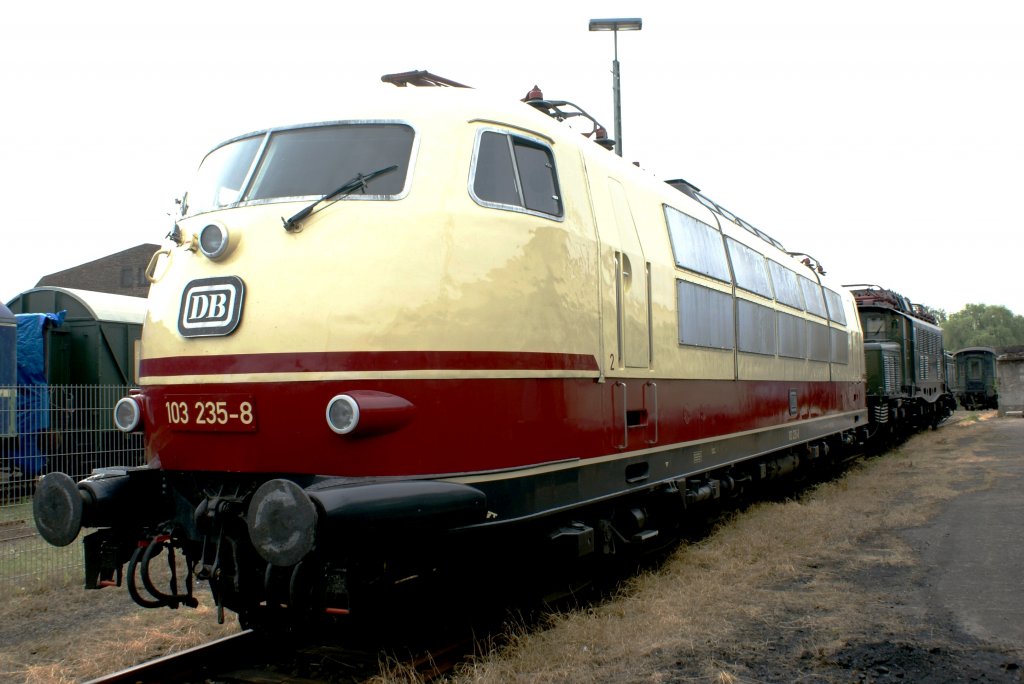 103 235-8
Im ehemaligen Bw Koblenz-Ltzel ist eine Aussenstelle des Museums der DB AG. Dort gibt es Tage der offenen Tr und an einem solchen ist das Foto entstanden.