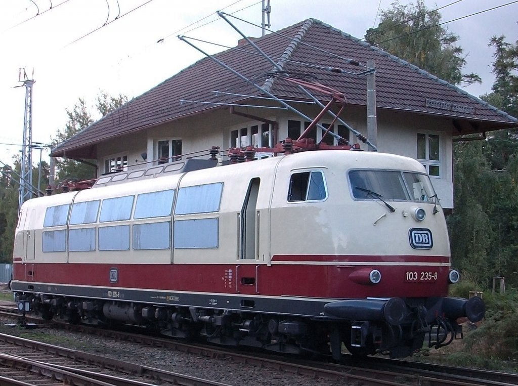 103 235 am 19.September 2010 vor dem Fahrdienstleiterstellwerk in Binz.