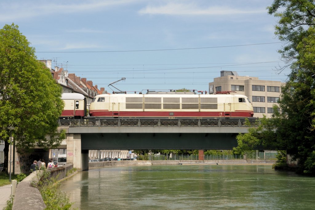 103 235 am 22.05.12 mit dem TEE 8 �berquert in M�nchen an der Isartalstra�e den gro�en Stadtbach