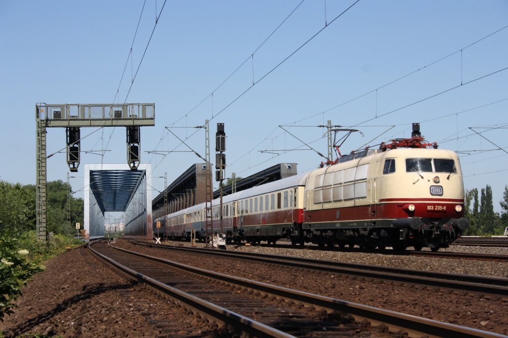 103 235 am 27.06.2010 in Hamburg Sderelbbrcken mit einem IC von Hamburg Altona nach Kln