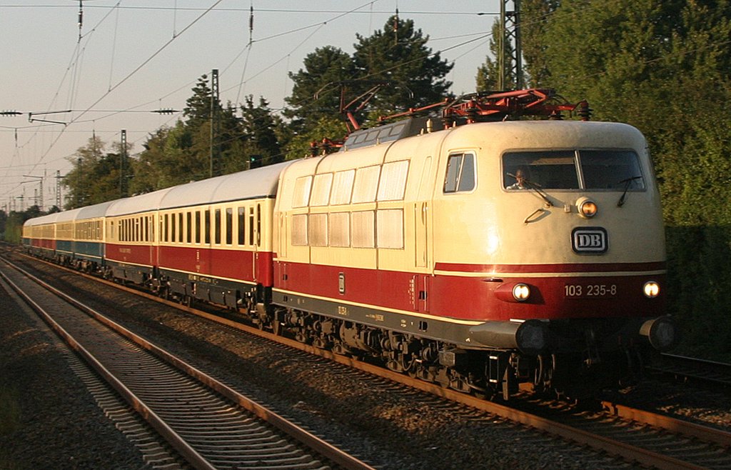 103 235 am 5.9.10 mit IC 1817 in Dsseldorf-Angermund