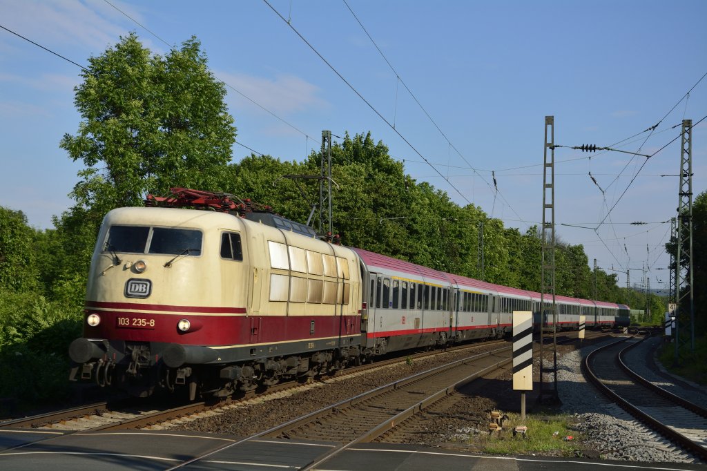 103 235 am IC 118 bei der Durchfahrt Bonn-Mehlem am 27.05.13. Dieses Foto entstand am Bahnsteigende.;)