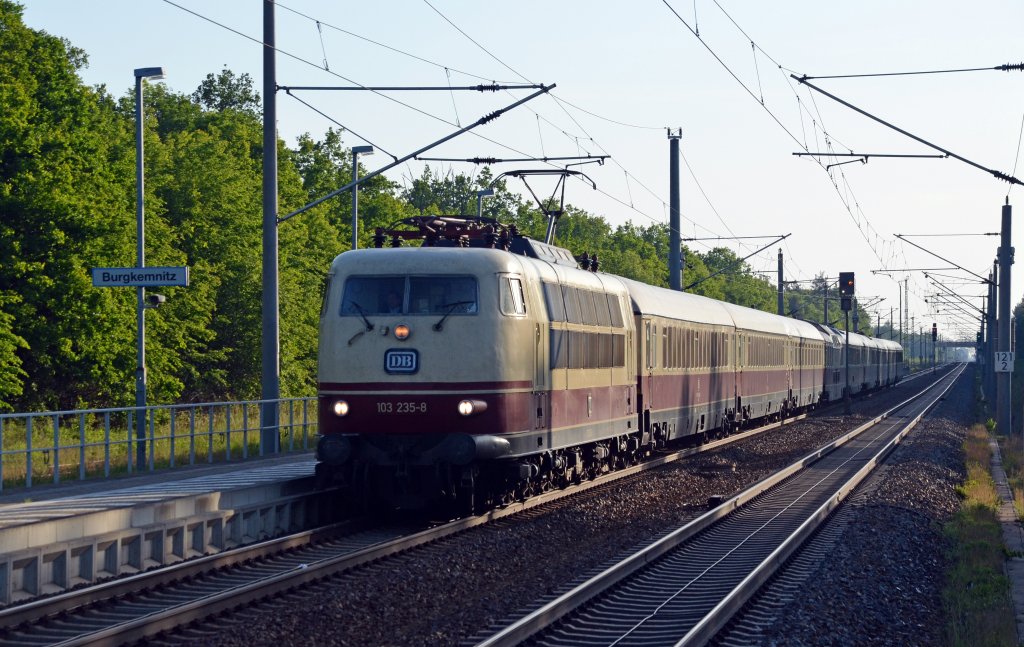 103 235 bespannte am 20.05.12 einen TEE von Berlin zum Wrthersee. Am Morgen zieht 103 235 ihren Zug durch Burgkemnitz Richtung Halle(S).