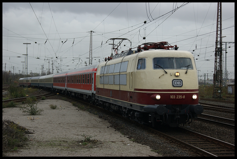 103 235 fhrt mit dem IC 1806 in Duisburg Hbf ein