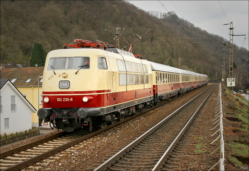 103 235 fhrt mit TEE Rheingold von Dortmund nach Trier. Dampfspektakel 2010 Eifel-Mosel. 
Ehrang Ort 3.4.2010