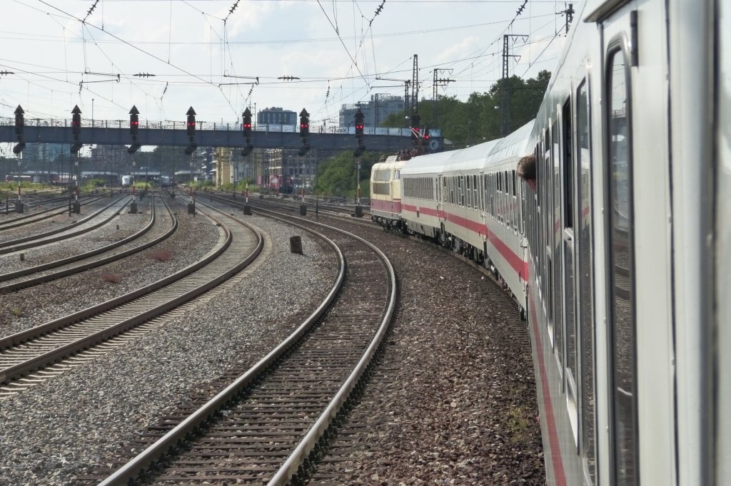 103 235, hier am 2.7.13 (dank ex IR-Wagen mit bersetzfenster zum ffnen) bei der Einfahrt in Mannheim