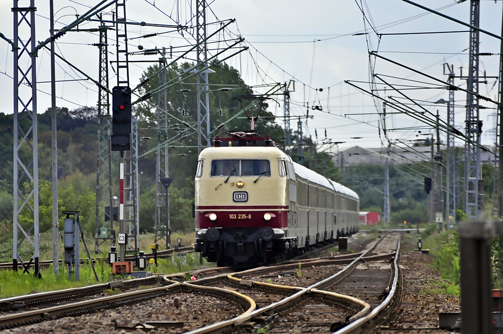 103 235 kommt mal wieder aus Koblenz mit dem Rheingold an die K�ste nach Binz, hier kurz vor der Insel R�gen im Bf Stralsund R�gendamm am 19.09.2010