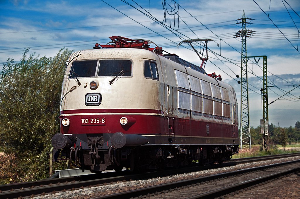 103 235 Lz in Richtung Mnchen, am 26.08.2010 kurz nach Regensburg Hbf.