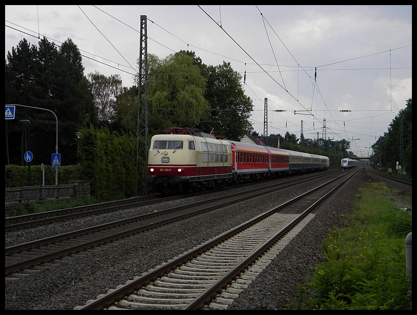 103 235 mit dem 1806 bei der Durchfahrt durch Dsseldorf Angermund