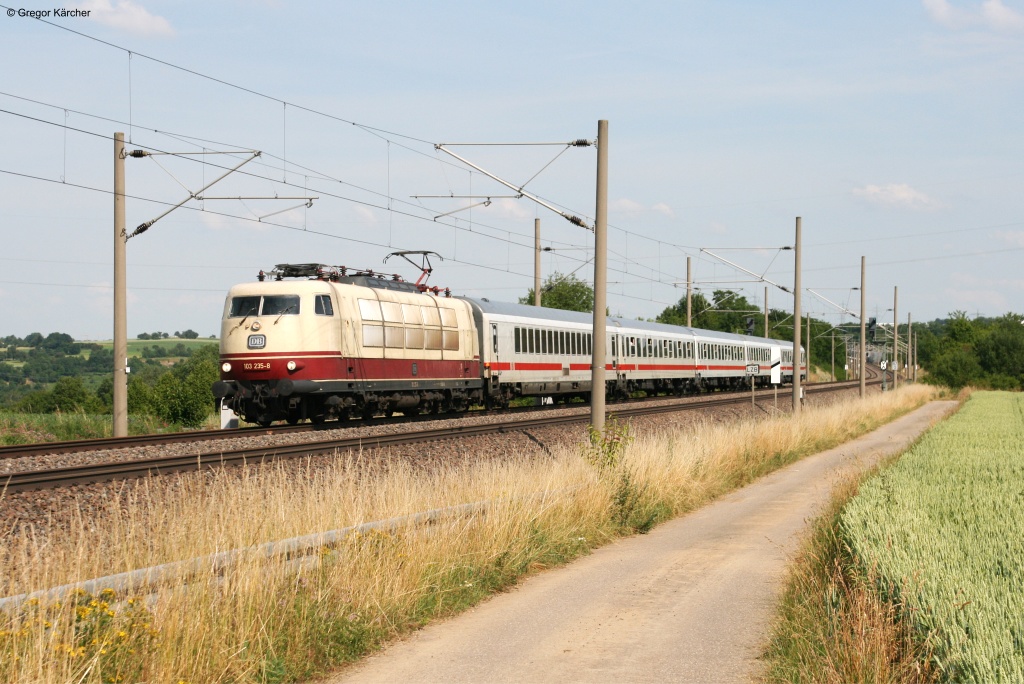 103 235 mit dem IC 2316 Stuttgart-Wiesbaden. Aufgenommen am 02.07.2013 bei Pulverdingen.