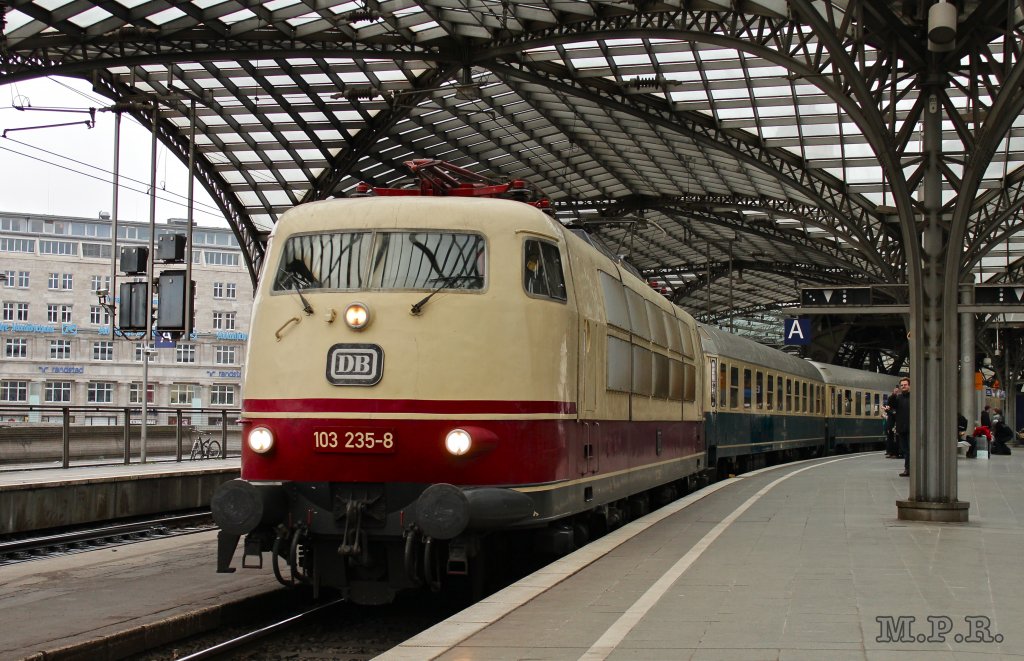 103 235 mit dem IC'79 am 30.12.2011 in Kln Hbf.