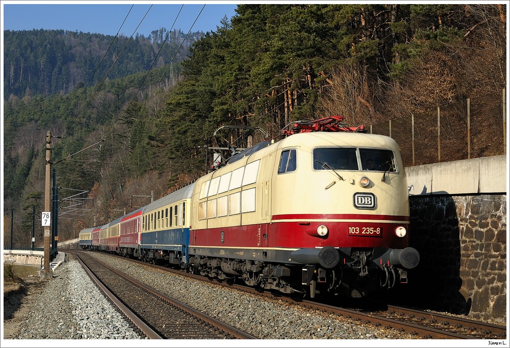 103 235 mit dem Rudolf Steiner Express (SDZ D17176, Cakovec – Neudrfl); zw. Schlglmhl & Gloggnitz, 26.2.2011