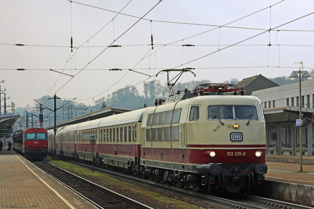 103 235 mit dem Sonderzug D 16151 (Dortmund Hbf - Wien FJBf); Televersion; Amstetten (�), 21.04.2010