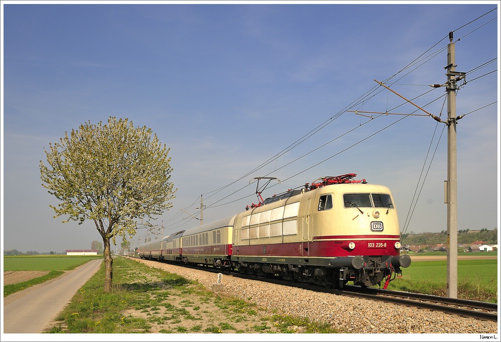 103 235 mit dem TEE-Rheingold auf einer Sonderfahrt von Wien ber Tulln ins Eisenbahnmuseum Strasshof; D16144 zw. Gaisruck u. Hausleiten, 25.4.2010.