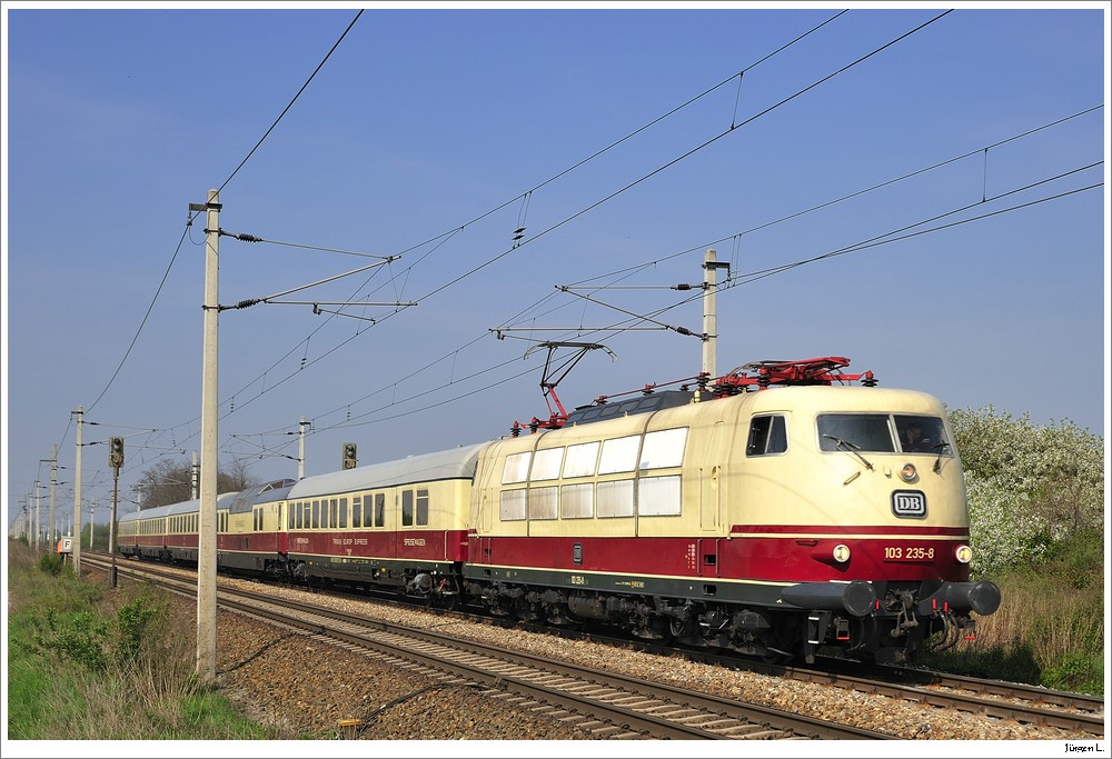 103 235 mit dem TEE-Rheingold auf einer Sonderfahrt von Wien ber Tulln ins Eisenbahnmuseum Strasshof; D16144 zw. kurz vor Deutsch-Wagram, 25.4.2010.
