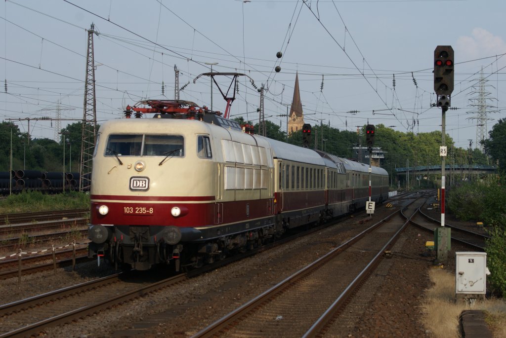 103 235 mit einem TEE Rheingold bei der Durchfahrt durch Mlheim Styrum am 11.07.2010
