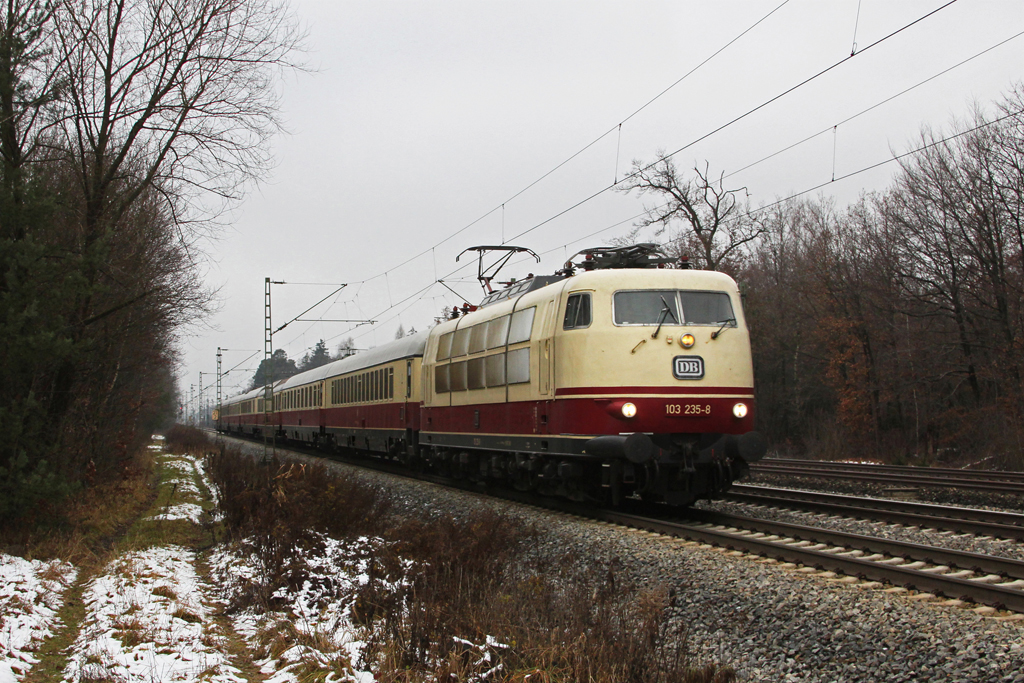 103 235 mit einem TEE Sonderzug am 11.12.2011 in Haar.