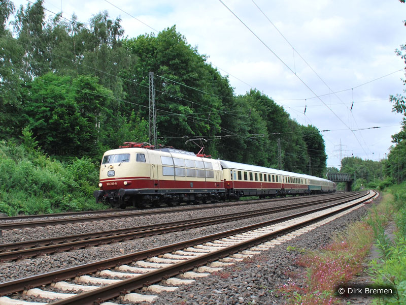 103 235 mit planmssigem IC von Hamburg kommend in Gelsenkirchen am 20.06.2010