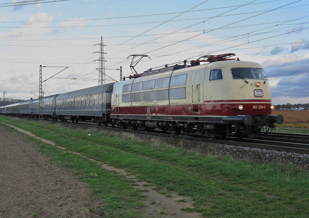 103 235 mit Sonderzug von K�ln nach Mannheim.Am 27.11.09 in Lampertheim.