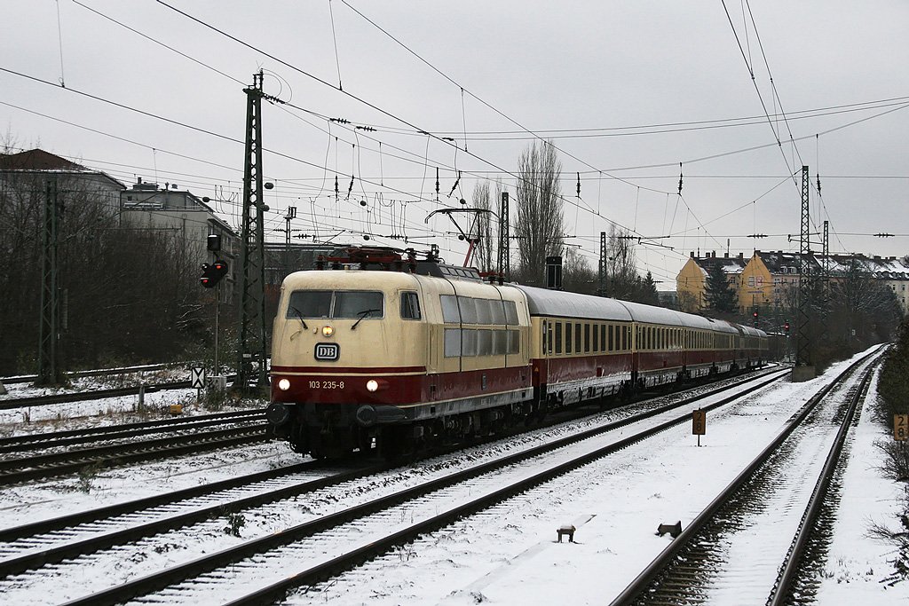 103 235 mit TEE Sonderzug am 13.12.2009 in Mnchen Heimeranplatz.