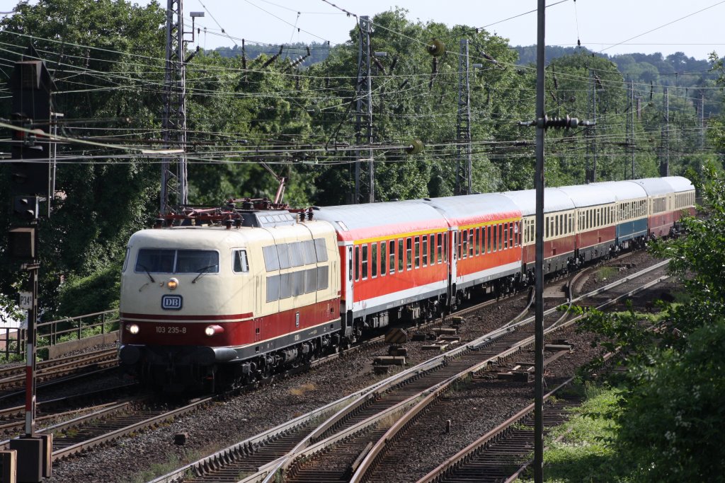 103 235 war am 16.07.2010 mit dem IC 1806 auf dem Weg von Kln nach Hamburg hier bei der Einfahrt in Osnarbrck