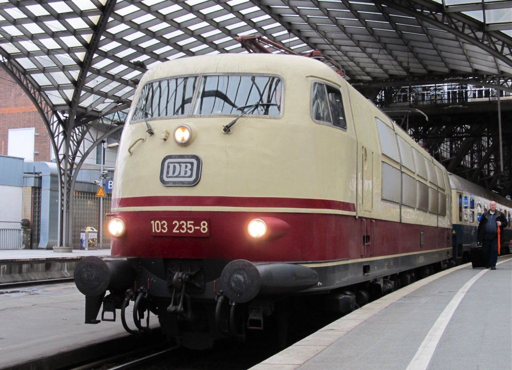 103 235 war auch am 23.12.2011 wieder mit dem IC79 / Rheingold unterwegs. Hier auf Gleis 2 des Klner Hbf.