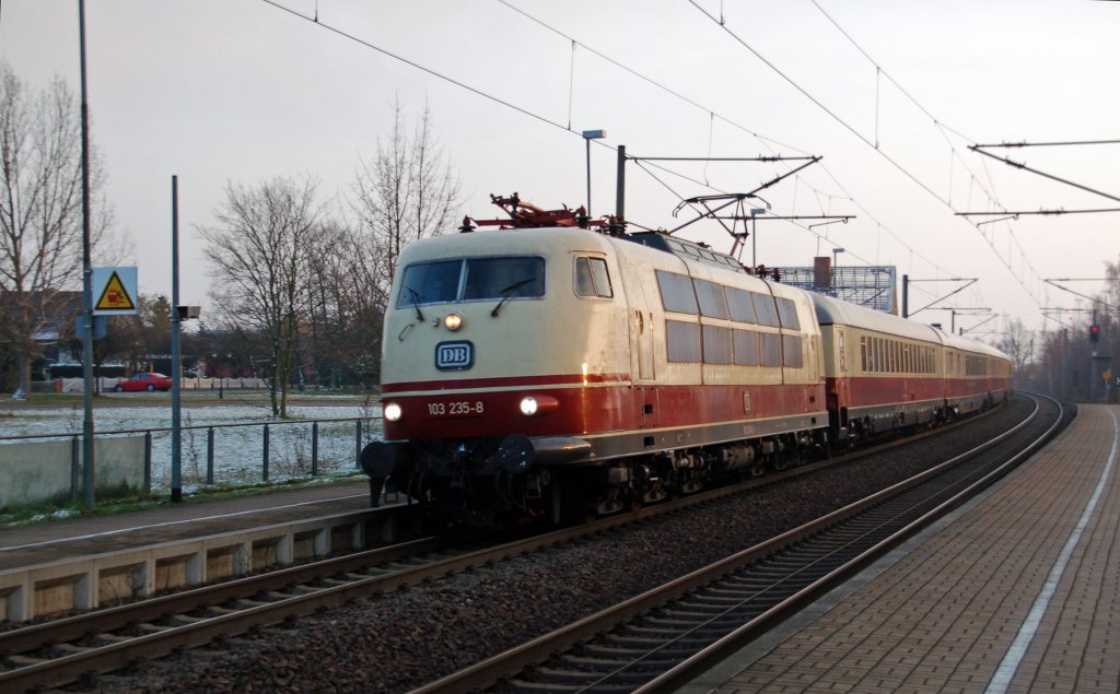 103 235 zieht am 28.11.10 den TEE von Chemnitz kommend durch Petersroda Richtung Dessau. Ziel ist Hildesheim.