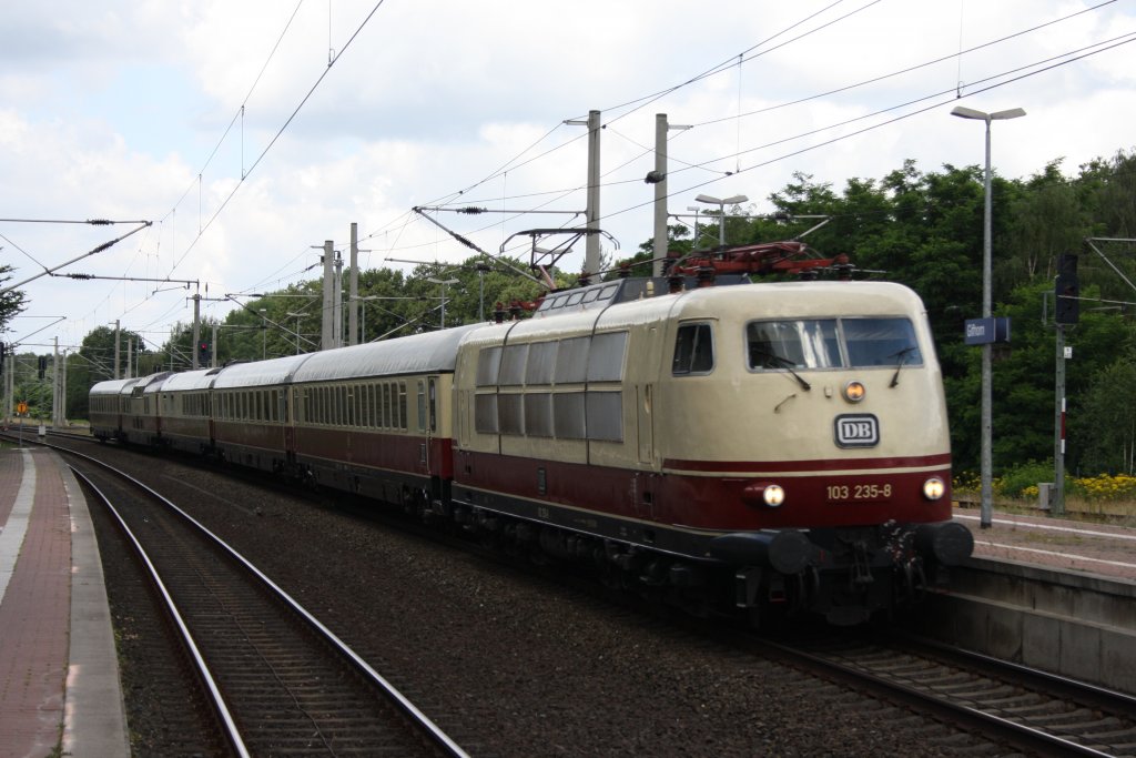 103 235 zog am 07.07.2010 einen Sonderzug durch Gifhorn in Richtung Wolfsburg.