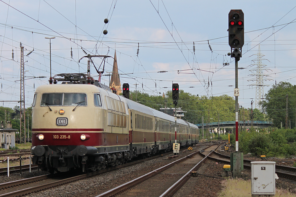 103 235 zog am 10.6.12 einen Rheingold durch Mlheim-Styrum.