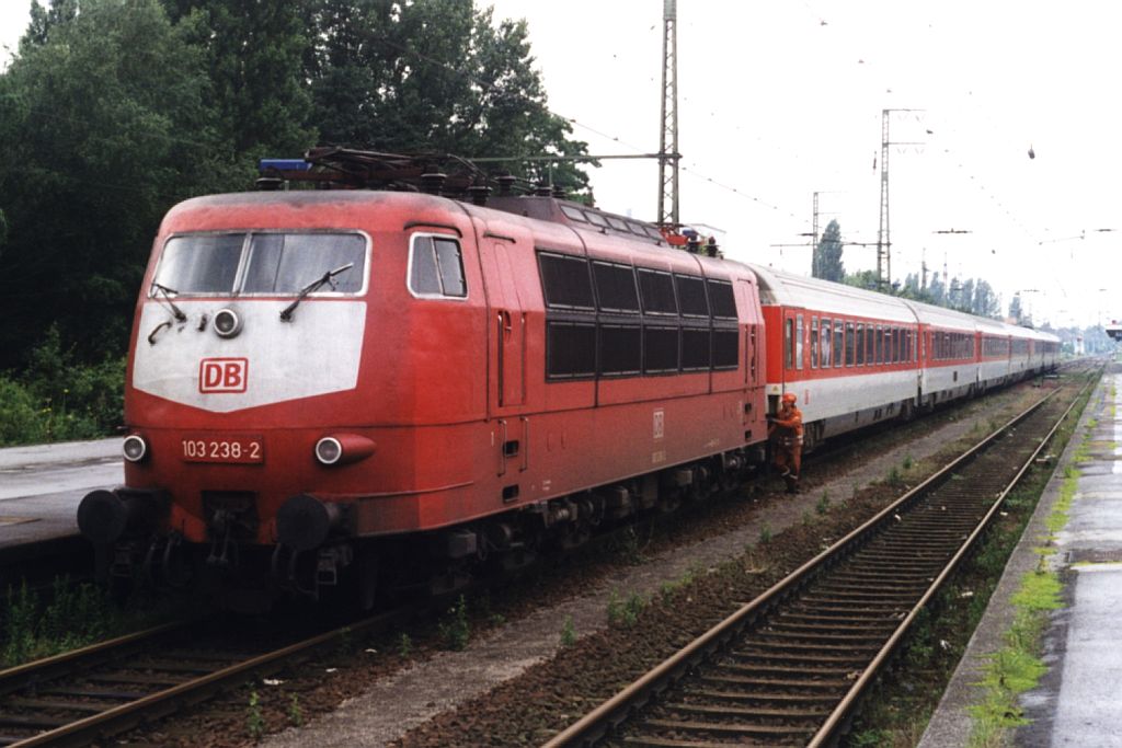 103 238-2 mit EC 145 Amsterdam CS-Kln Hbf auf Bahnhof Emmerich am 15-07-1998. Bild und scan: Date Jan de Vries.