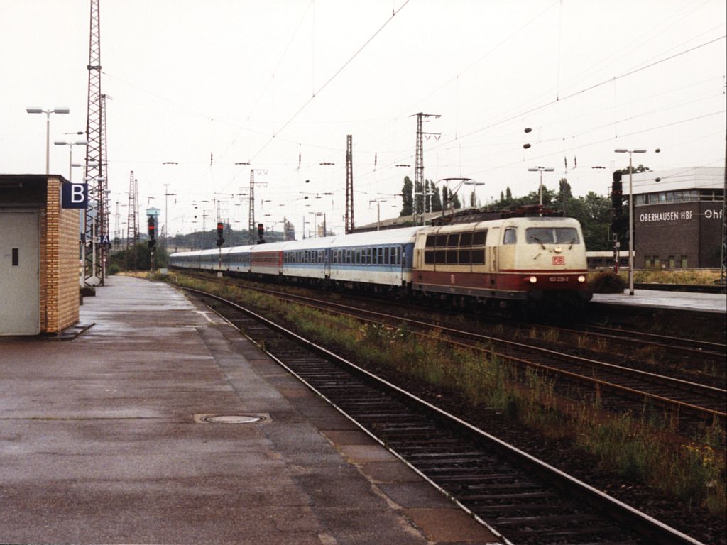 103 239-0 mit IC 2313 Loreley Nordeich Mole-Karlsruhe auf Oberhausen Hauptbahnhof am 14-8-1999. Bild und scan: Date Jan de Vries.