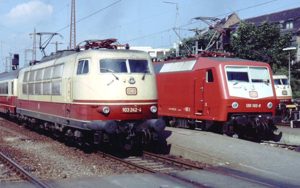 103 242-4, daneben 120 102-5 und 103 191-3 Nrnberg Hbf im Juli 1988