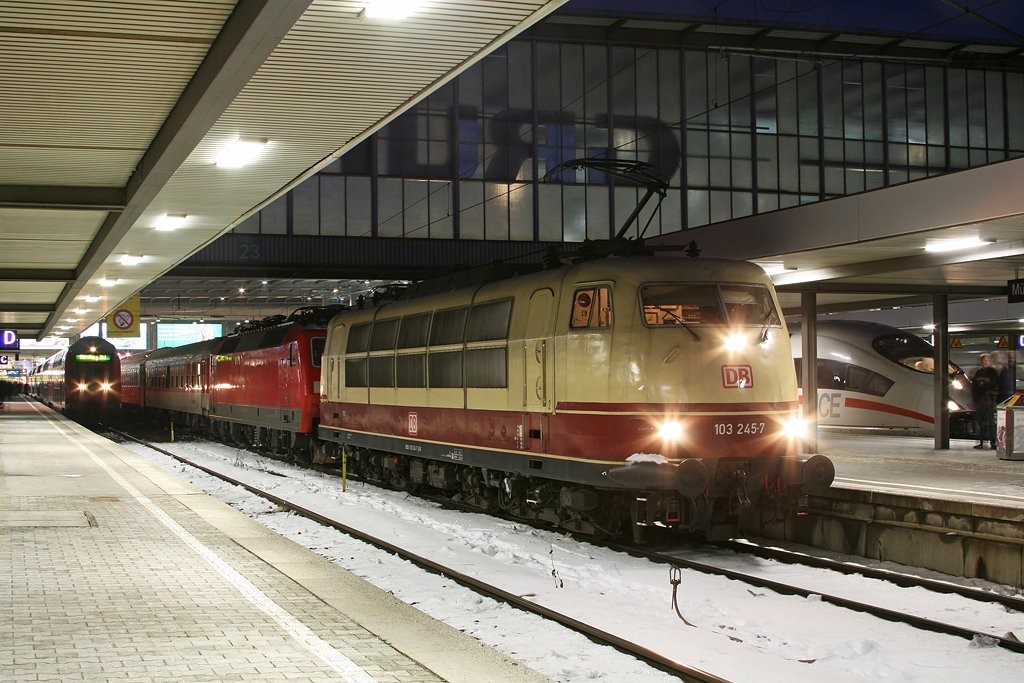 103 245 + 120 152 mit CNL 482 am 12.03.2010 in M�nchen Hbf.