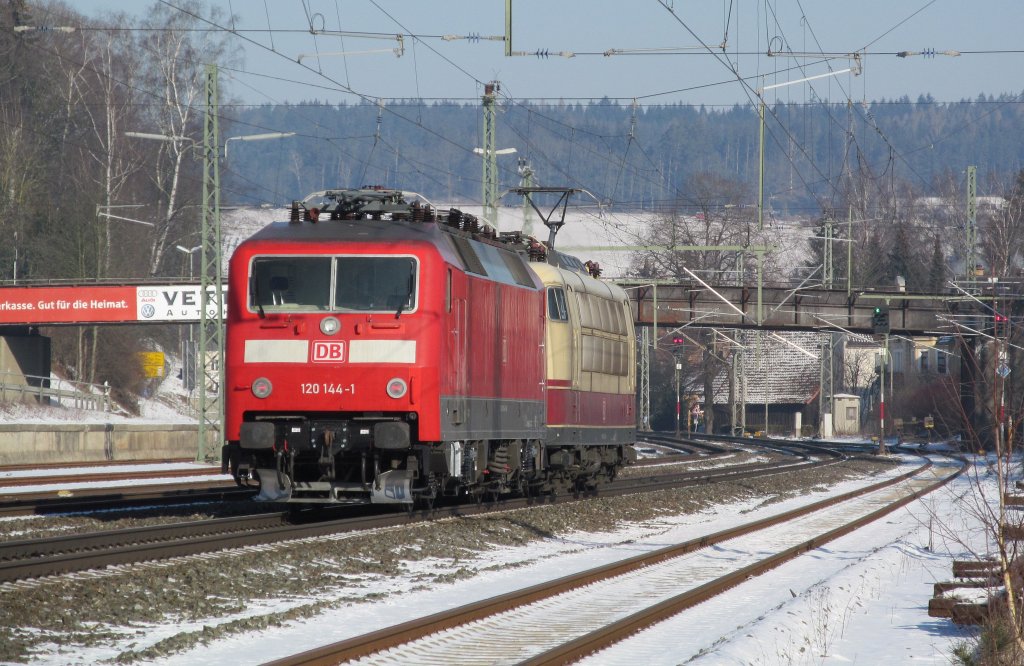 103 245-7 und 120 144-1 duchfahren am 05. Februar 2012 auf ihrer Fahrt von Mnchen nach Dessau den Bahnhof Kronach ber Gleis 2.